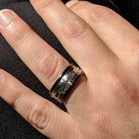 Широк машки вртежен прстен со црни високи полски рабови и четкан центар во родиум позлатен не'рѓосувачки челик